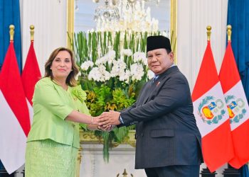 Prabowo Anugerahi Bintang RI Adipurna kepada Presiden Peru Dina