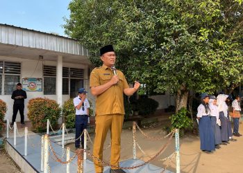 Jadi Pembina Upacara Di SMPN 3 Ratu, Plt Kadisdik Ajak Guru Bangun Karakter Anak Didik
