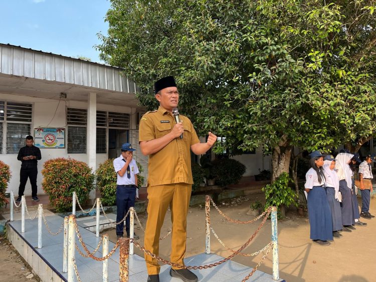 Jadi Pembina Upacara Di SMPN 3 Ratu, Plt Kadisdik Ajak Guru Bangun Karakter Anak Didik