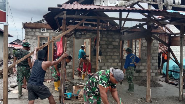 TMMD 125 Kodim 1506/Namlea Rehabilitasi Rumah Ibu Wahadu di Buru Selatan, Capai 45 Persen