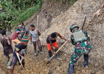 Yonif 521/DY Lanjutkan Karya Bakti Jalan Penghubung di Mamberamo Tengah