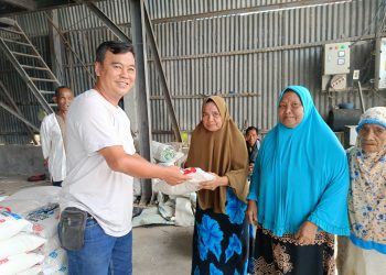 Harga Beras Melambung Tinggi, Pengusaha Apin Bantu Warga Kurang Mampu di Sergai