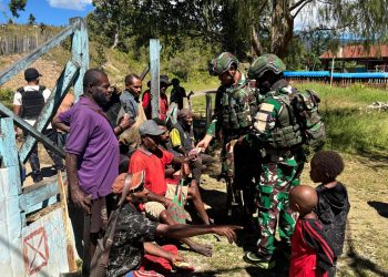 TNI Sambangi Kampung Wanbakon, Siapkan Semarak HUT RI ke-80 Bersama Warga