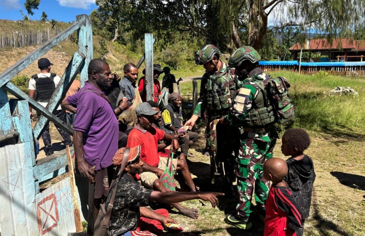 TNI Sambangi Kampung Wanbakon, Siapkan Semarak HUT RI ke-80 Bersama Warga
