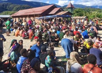 TNI Jaga Ibadah, Rakyat Merasa Dekat: Pos Yappimakot Amankan Jalan Salib dan Gelar Bakar Batu Bersama Warga