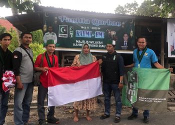 Badko HMI Riau-Kepri Bagikan Ribuan Bendera Merah Putih Sambut HUT RI ke-80