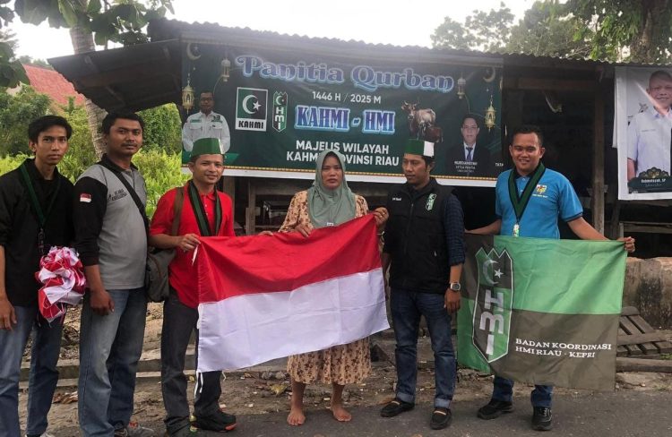 Badko HMI Riau-Kepri Bagikan Ribuan Bendera Merah Putih Sambut HUT RI ke-80