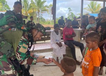 Bakti TNI untuk Rakyat: Pos Dinmot Gelar Pengobatan Gratis di Perbatasan Papua