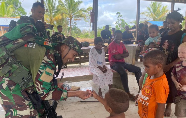 Bakti TNI untuk Rakyat: Pos Dinmot Gelar Pengobatan Gratis di Perbatasan Papua