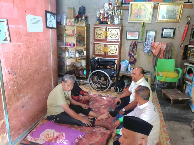 Trinovi Khairani Sitorus : Bantu Kursi Roda untuk Ustad Alamsyah yang Derita Stroke