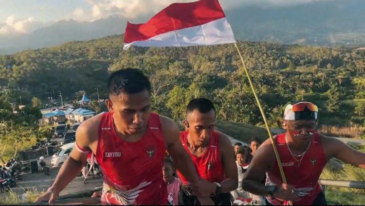Prajurit Yonif 751/VJS Kibarkan Semangat Kemerdekaan Lewat Lari Estafet 80 KM Keliling Danau Sentani