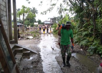 Hujan Deras Tak Surutkan Semangat Satgas TMMD 125 Kodim 1506/Namlea di Buru Selatan