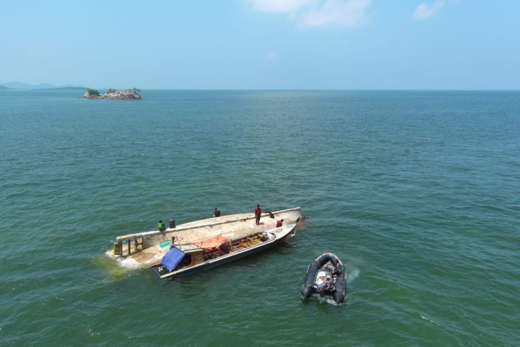 Bakamla RI Evakuasi KM Aneka Jaya Terbalik di Perairan Bangka Belitung, Seluruh ABK Selamat