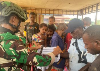 Cinta TNI untuk Rakyat: Pos Selal Yonif 751/VJS Bagikan Baju kepada Warga Kalomdol