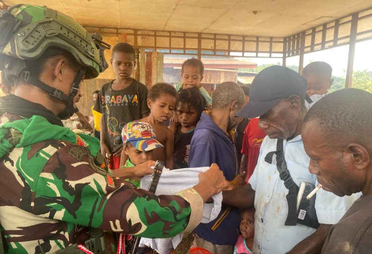 Cinta TNI untuk Rakyat: Pos Selal Yonif 751/VJS Bagikan Baju kepada Warga Kalomdol