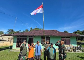 Satgas Pamtas RI-PNG Pos Kumurkek Bagikan Bendera Merah Putih
