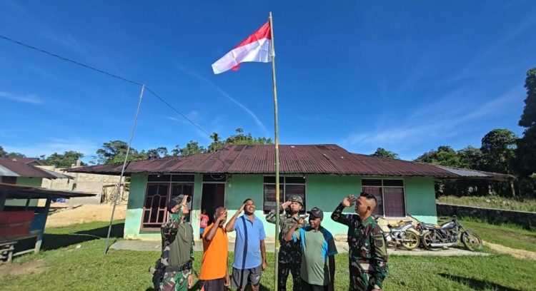 Satgas Pamtas RI-PNG Pos Kumurkek Bagikan Bendera Merah Putih