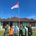 Satgas Pamtas RI-PNG Pos Kumurkek Bagikan Bendera Merah Putih