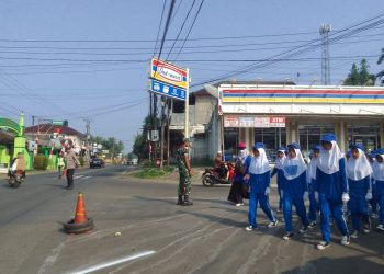 Kodim 0601/Pandeglang Amankan Lomba Gerak Jalan HUT RI ke-80 di Kecamatan Menes