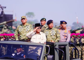 Panglima TNI Dampingi Presiden RI Prabowo Subianto Pada Upacara Gelar Pasukan Operasional dan Kehormatan Militer