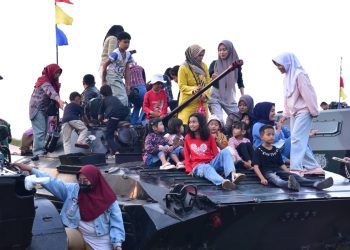 Masyarakat Batujajar Serbu Kendaraan Tempur Marinir TNI AL