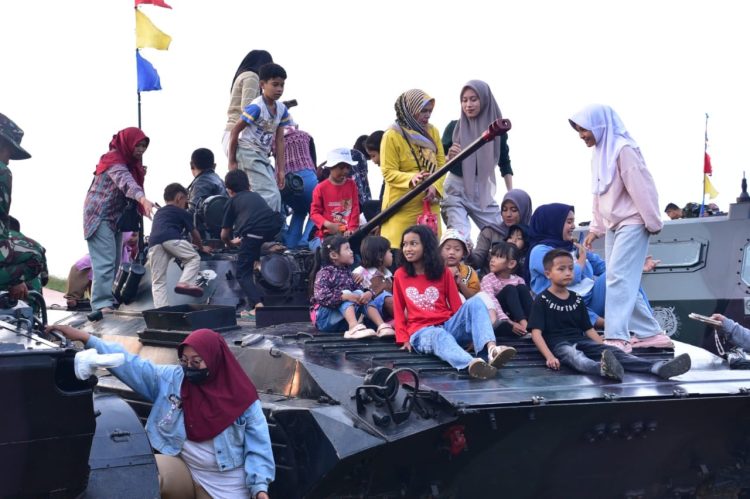 Masyarakat Batujajar Serbu Kendaraan Tempur Marinir TNI AL