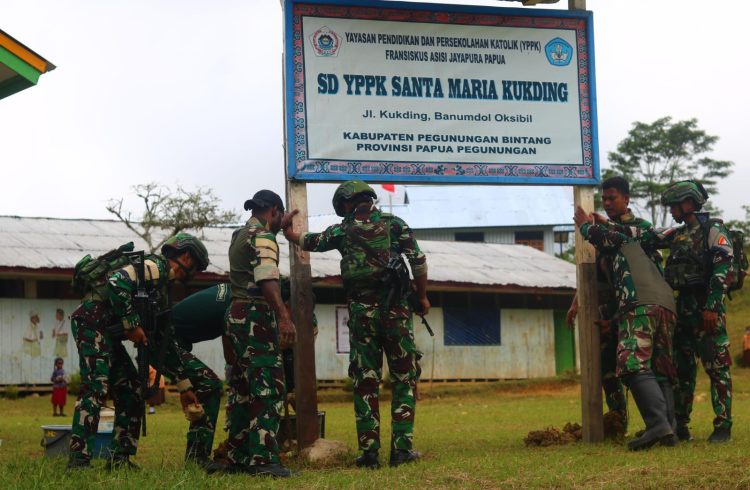 Satgas Pamtas Yonif 751/VJS Sulap Wajah SD YPPK Santa Maria Kukding Menjadi Lebih Indah