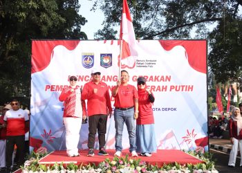 Ditjen Polpum Kemendagri dan Pemkot Depok Bagikan Ribuan Bendera Merah Putih kepada Warga