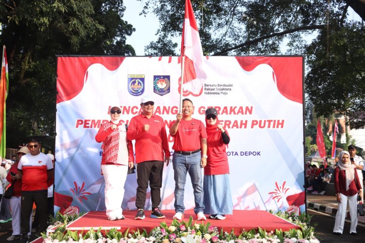 Ditjen Polpum Kemendagri dan Pemkot Depok Bagikan Ribuan Bendera Merah Putih kepada Warga
