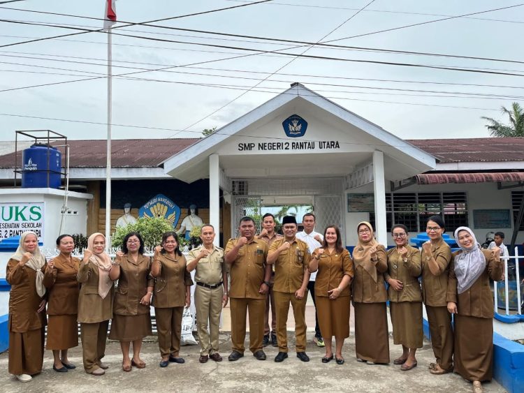 Abdi Jaya Pohan Jadi Pembina Upacara di SMPN 2 Rantau Utara, Dorong Karakter Disiplin dan Program 7+1 Kebiasaan Anak Hebat