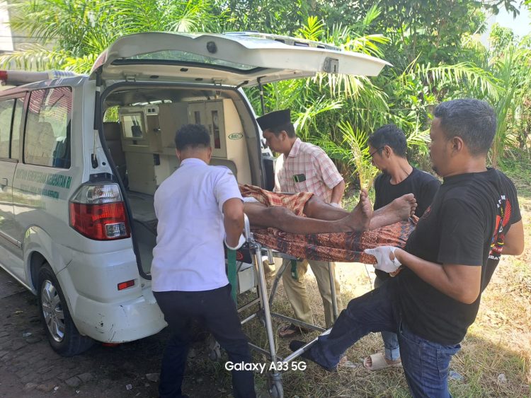 GRIB JAYA Labuhanbatu Peduli, Bantu Warga Sebatang Kara yang Sakit Dibawa ke RS