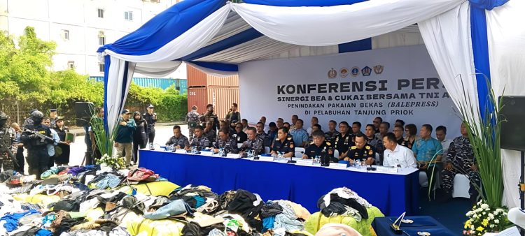 TNI AL dan Bea Cukai Gagalkan Penyelundupan 755 Balepress di Tanjung Priok