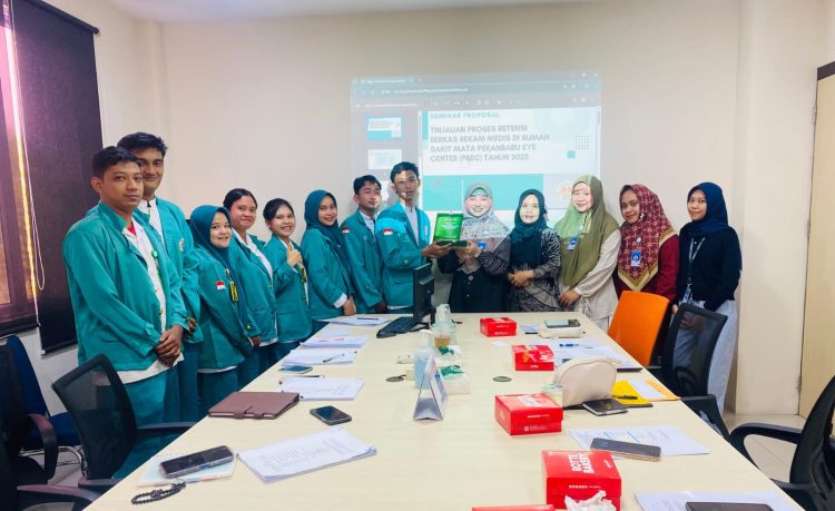 Mahasiswa DIII Rekam Medis UHT Pekanbaru Selesaikan PKL di RS Mata PBEC: Siap Hadapi Dunia Kerja Profesional