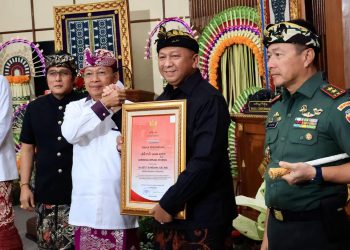 Perda Bale Kerta Adhyaksa Disahkan, Ketut Sumedana Selaku Penggagas Raih Penghargaan Khusus