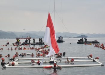 Renang Merdeka 2025 di Lampung Pecahkan Rekor MURI, Kodam XXI dan Pemprov Gelar Upacara Bendera di Laut