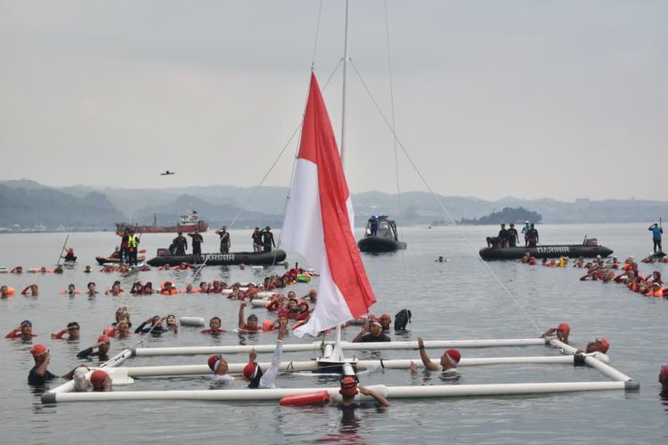 Renang Merdeka 2025 di Lampung Pecahkan Rekor MURI, Kodam XXI dan Pemprov Gelar Upacara Bendera di Laut