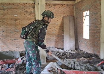 Satgas Yonif 521/DY Pos Kurima dan Warga Kampung Seima Wujudkan Semangat Gotong Royong Membangun Gereja di Papua Pegunungan