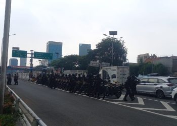 Aksi Buruh dan Mahasiswa Lumpuhkan Akses Tol Depan DPR RI