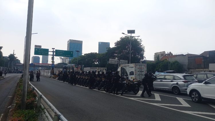 Aksi Buruh dan Mahasiswa Lumpuhkan Akses Tol Depan DPR RI