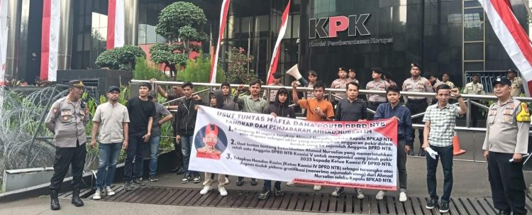 Kasus Dana Pokir Mandek di Kejati, Mahasiswa NTB Geruduk Gedung KPK