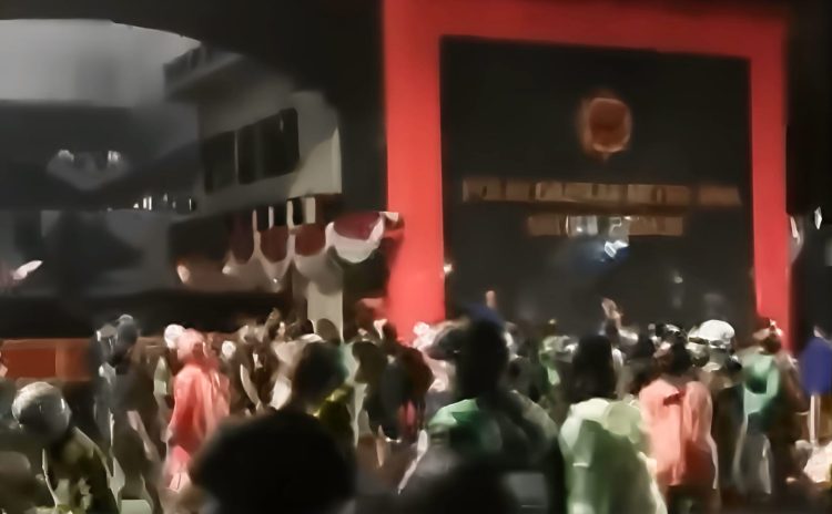 Chaos Pecah di Mako Brimob, Massa Teriakkan “Polisi Pembunuh”