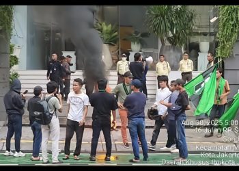 Massa HMI Geruduk NasDem Tower”Pecat Sahroni”