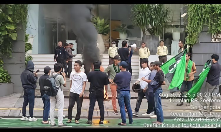 Massa HMI Geruduk NasDem Tower”Pecat Sahroni”