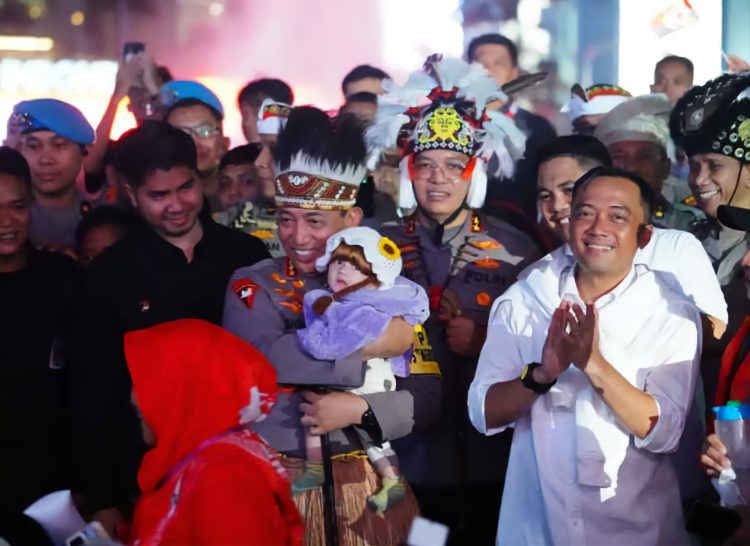 Kapolri Sapa Warga Pengunjung Karnaval HUT RI ke-80, Pengamat Puji Kepemimpinan Jenderal Sigit: Merakyat