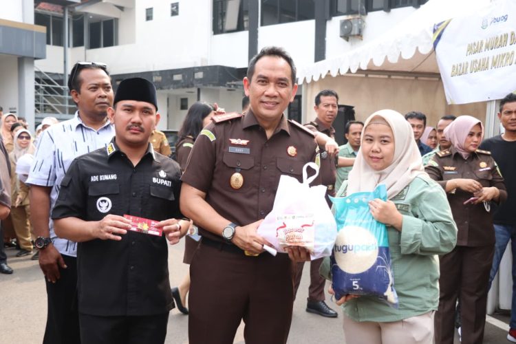 Rayakan HUT RI dan HUT Kejaksaan, Kejari Bekasi Hadirkan Pasar Murah dan Bazar UMKM