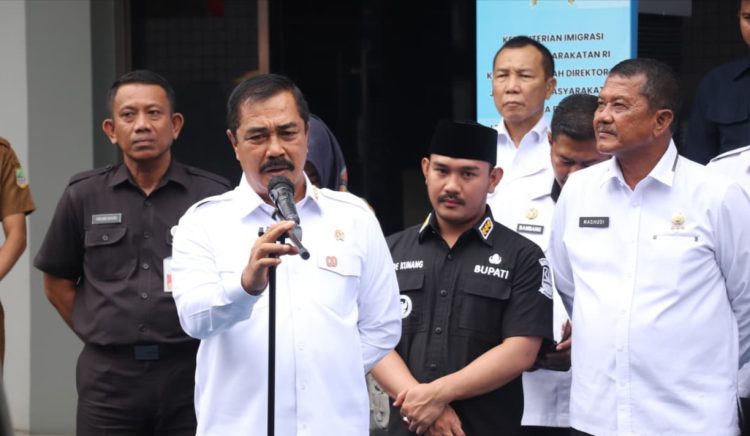 Bupati Ade Kunang Hadiri Bakti Sosial Kementerian Imigrasi dan Pemasyarakatan di Lapas Cikarang