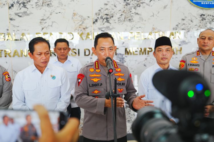 Kapolri Cek Karhutla di Kalbar: Titik Api Turun, Modifikasi Cuaca Berhasil