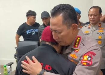 Momen Haru, Kapolri Peluk dan Minta Maaf ke Keluarga Ojol yang Tewas Dilindas Rantis