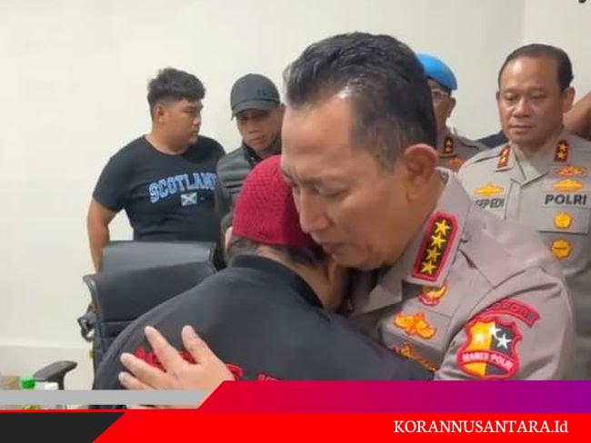 Momen Haru, Kapolri Peluk dan Minta Maaf ke Keluarga Ojol yang Tewas Dilindas Rantis