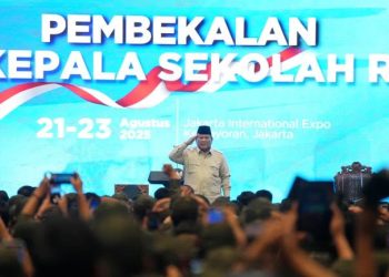 Dihadapan Ribuan Guru Sekolah Rakyat Presiden Beri Hormat